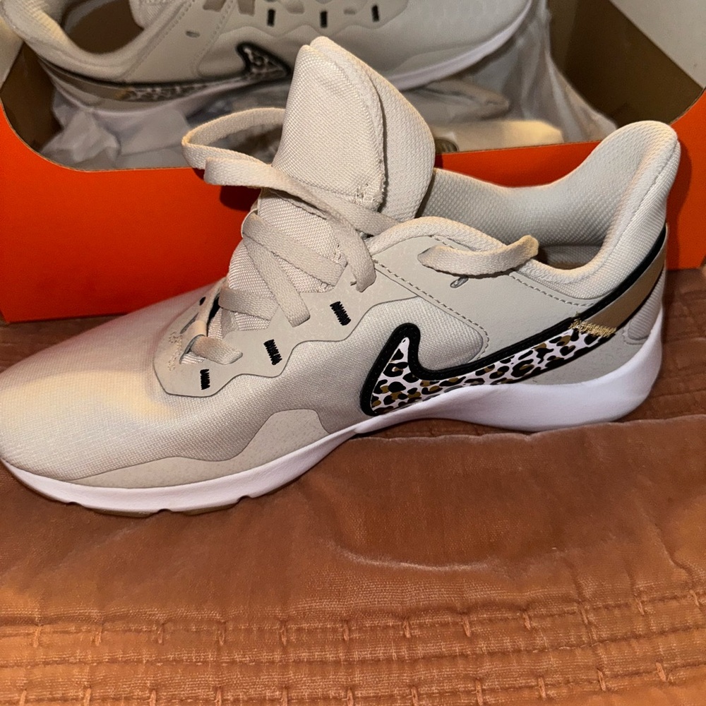7.5 Nike Legend Essential 2 Premium Women's Training Shoes